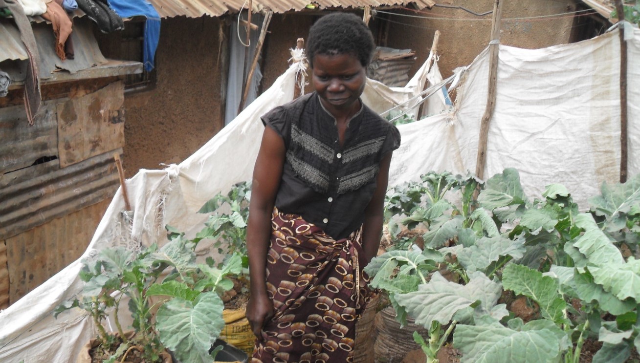 Alice Atieno mit ihren Gemüsesäcken in Kibera Kenia