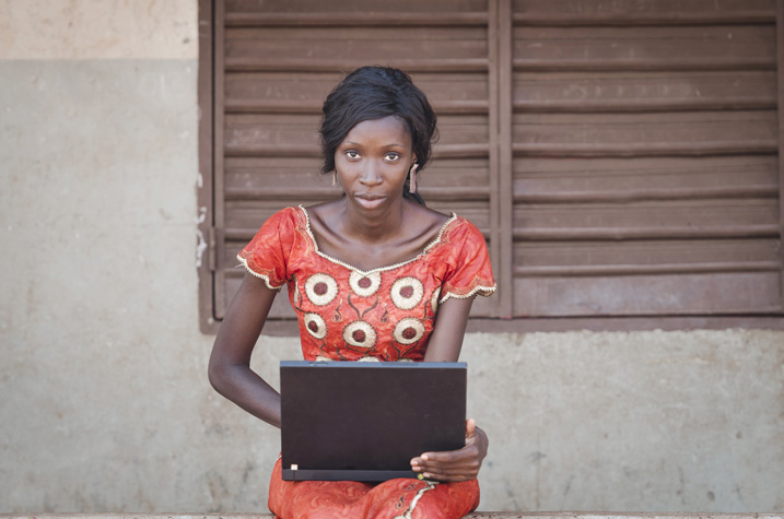 Junge afrikanische Frau mit Laptop