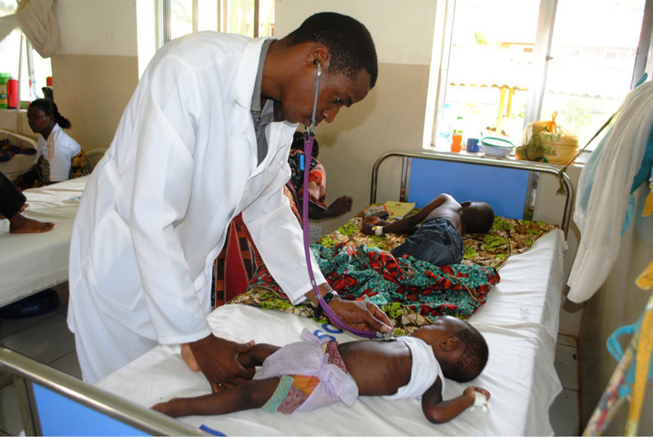 r. Alex Magufwa untersucht im Krankenhaus von Bahi ein Kind, das an einer schweren Malaria erkrankt ist.