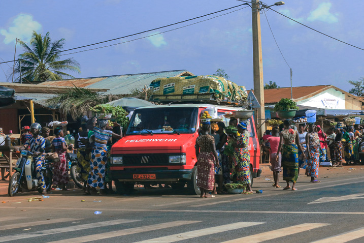 Bushaltestelle in Cotonou, Benin