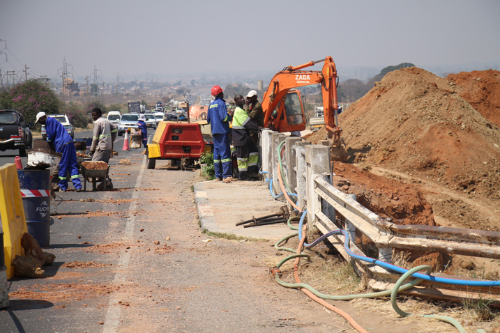 Arbeiter auf einer Baustelles des Harare-Mutare-Highways, Simbabwe