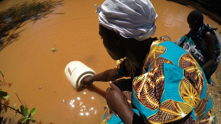 Frau beim Wasserholen am Solai-See, Kenia