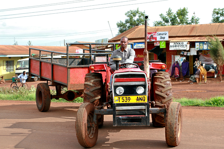 Ein afrikanischer Bauer auf einem Traktor in Makuyuni in Tansania