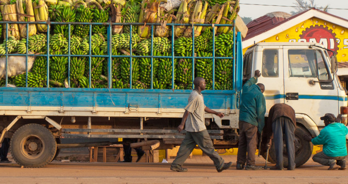 LKW mit Bananen in Uganda