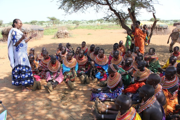 Jane Meriwas spricht zu Samburu-Frauen in Kipsing Plains in der Region Rift Valley.