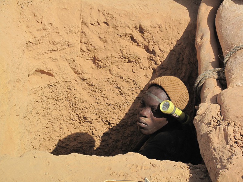 Jugendlicher Goldgräber in Burkina Faso