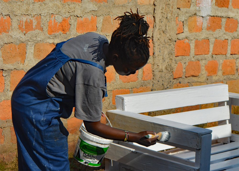 Soi Cate Chelang macht Möbel aus Holzpaletten in Kisumu Kenia