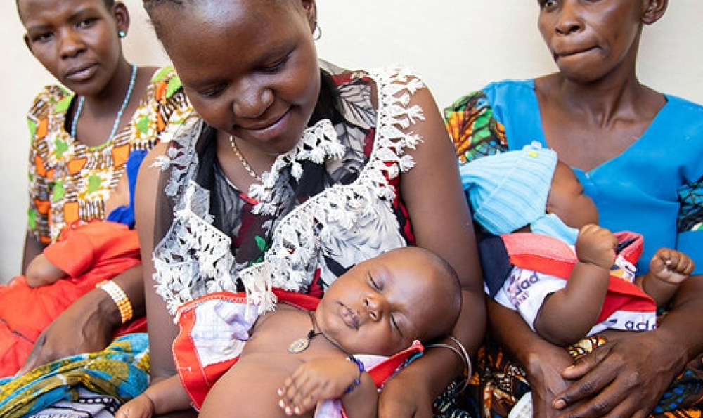 Junge Mütter mit Babys in Malawi