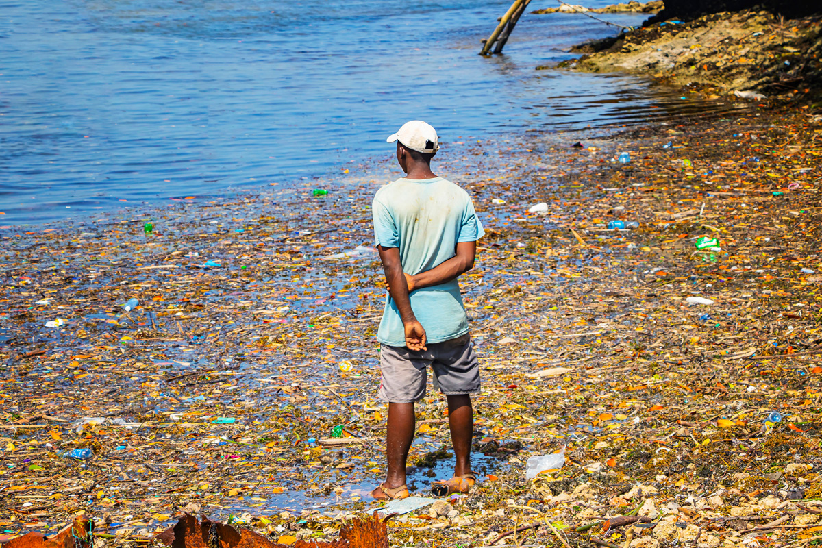 Plastikmüll im Meer vor der Insel Wasini, Kenia