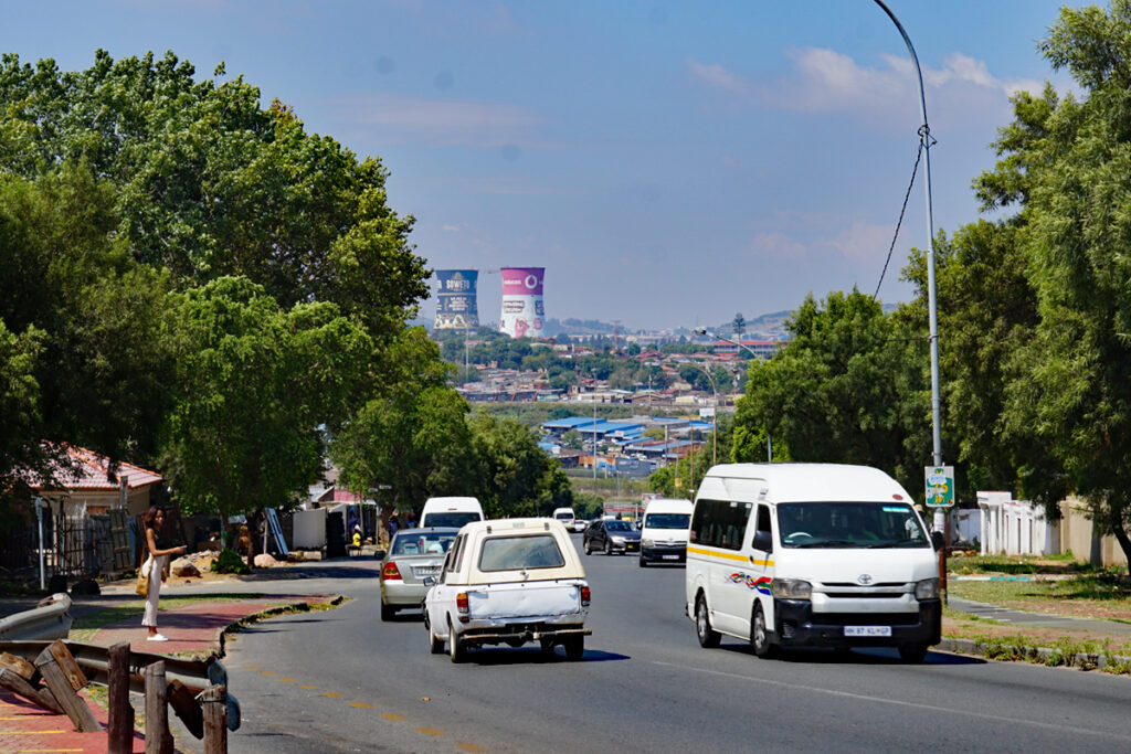 Soweto mit Blick auf die Orlando Towers, Südafrika