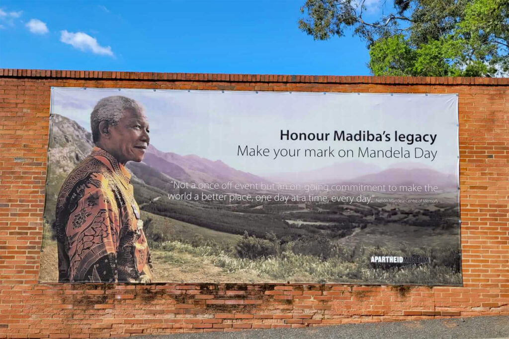 Mandela-Plakat beim Eingang zum Apartheid-Museum in Johannesburg, Südafrika
