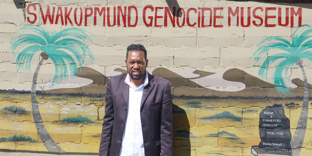 aidlaw Peringanda vor dem Swakopmund Genocide Museum - Foto: afrika.info/Martin Sturmer