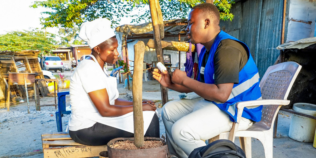 Ein Gesundheitsmitarbeiter in Bagamoyo klärt eine junge Frau über HIV/AIDS auf.