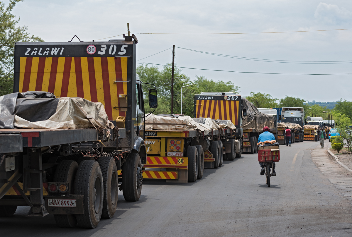 Lastwagen in Livingstone in Sambia an der Grenze zu Simbabwe