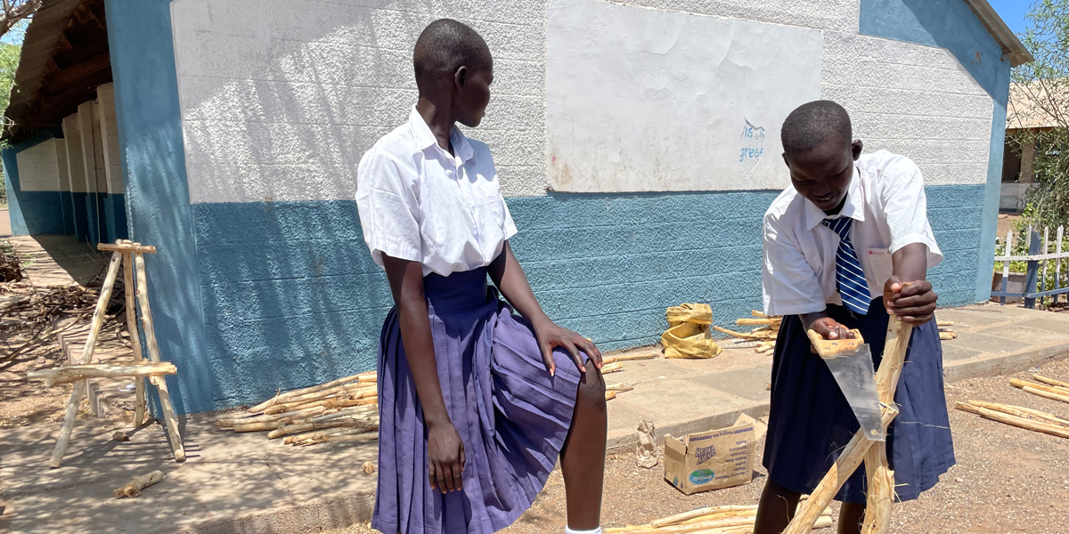 Die Schülerinnen Magdalene Ngimoe und Char Tito haben gelernt, aus dem Mathenge-Baum Stühle herzustellen. (Foto: Farai Shawn Matiashe/IPS)
