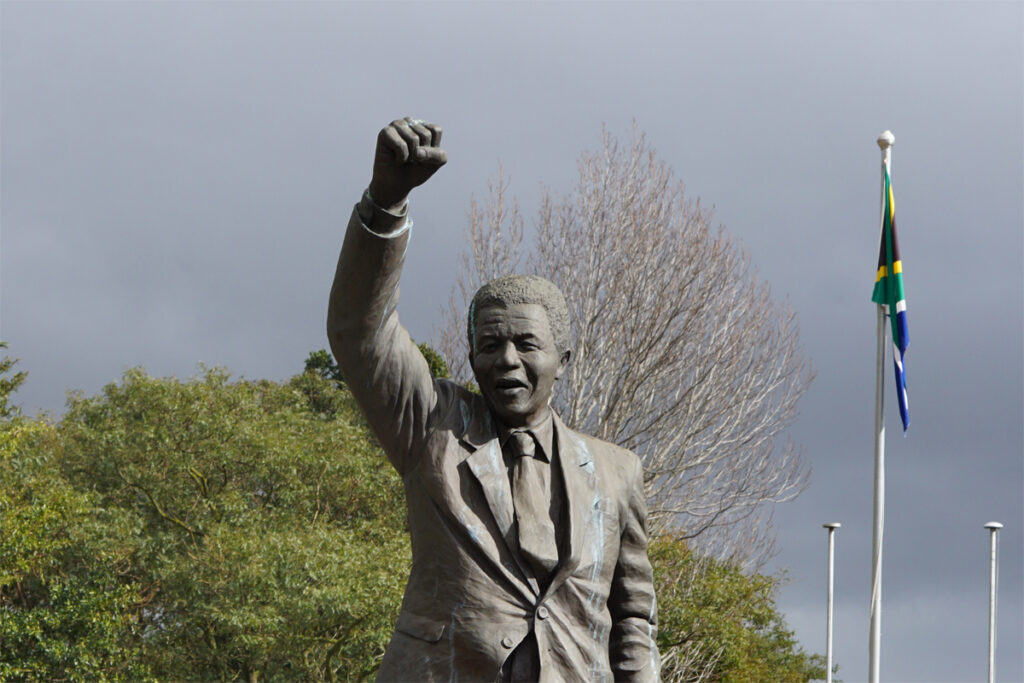 Statue von Nelson Mandela vor Drakenstein Correctional Centre (Bild: Martin Sturmer)