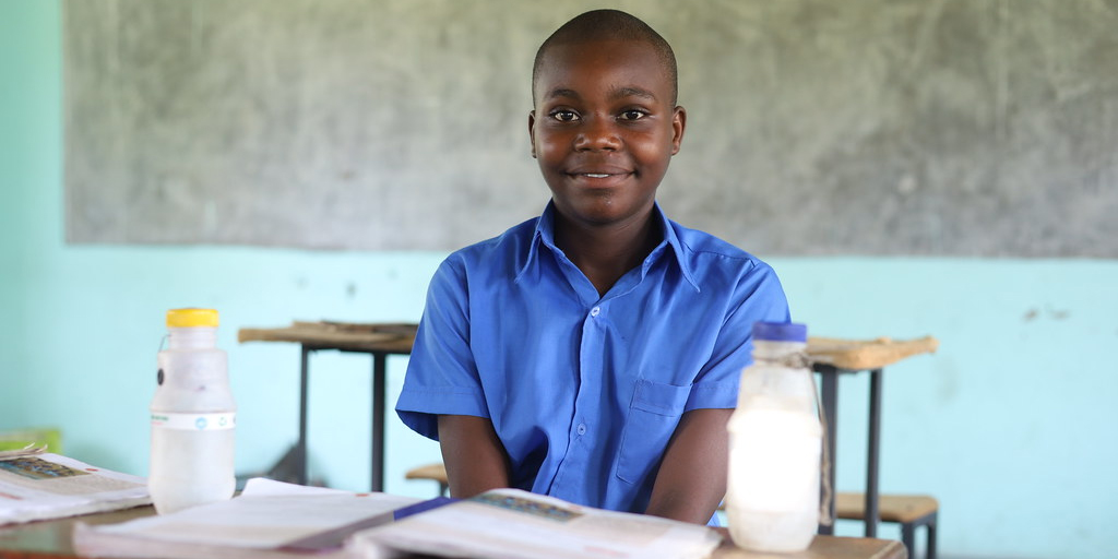 Monica Ben mit Chigubhu-Laternen in ihrer Klasse der Manyoshwa Primary School (Foto: Farai Shawn Matiashe/IPS)