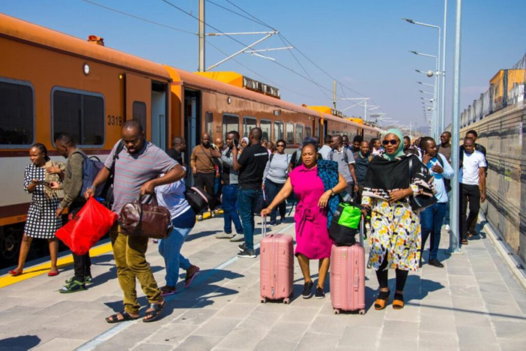 Passagiere eilen zum Zug der Tanzania Standard Gauge Railway