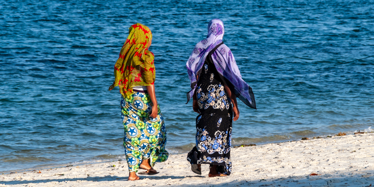 Zwei Frauen am Strand von Mafia in Tanzania - Bild: Shutterstock.com / Steve Barze