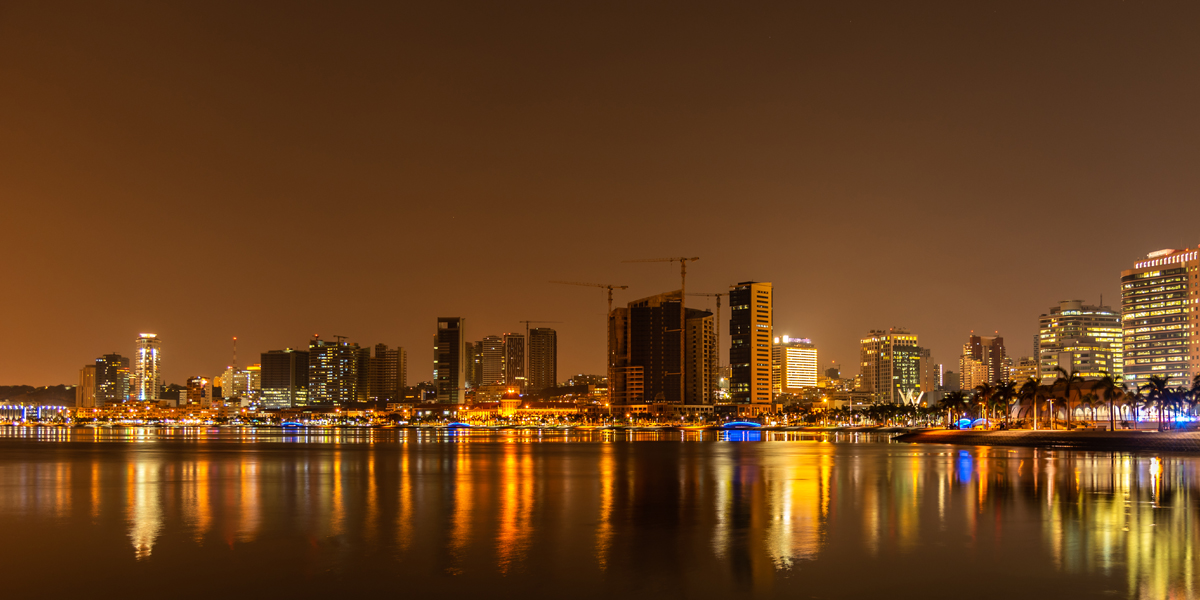 Luanda, Angola, bei Nacht - Foto: Shutterstock.com