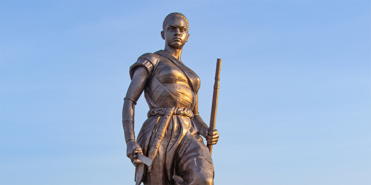 Monument Amazone in Cotonou, Benin - Bild: Shutterstock.com