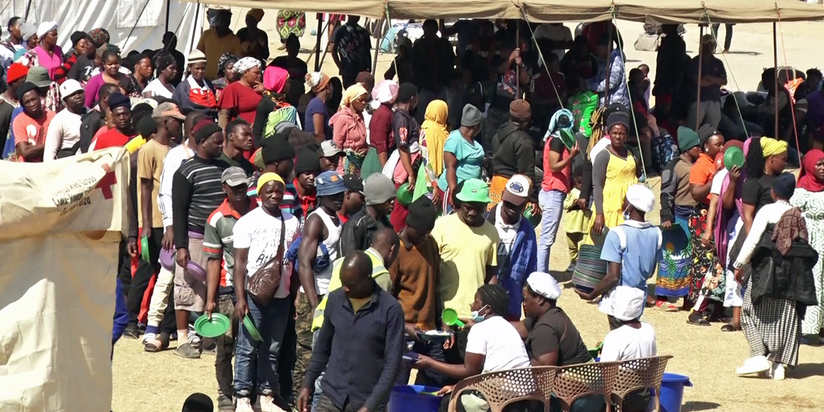 Malawische Rückkehrer*innen nach ihrer Ankunft aus Südafrika