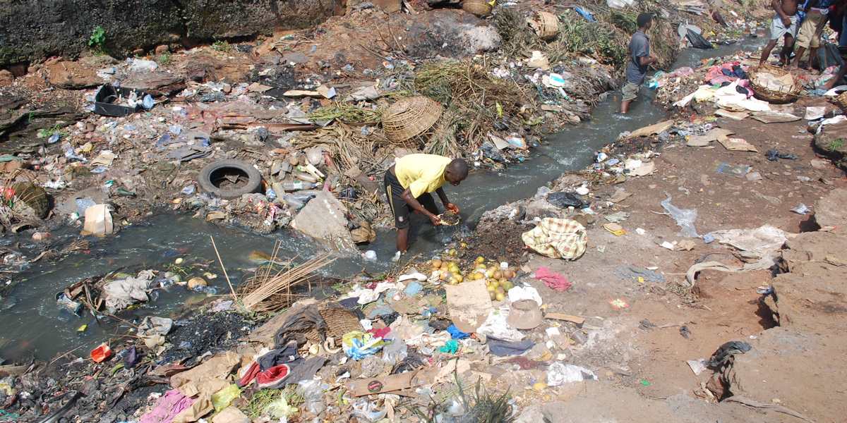 Menschen suchen in Mabella, Freetown, im Abfall nach verwertbaren Materialien.