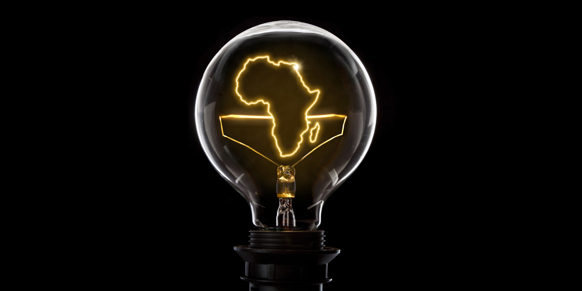Glühbirne mit den Umrissen Afrikas als Glühfaden – Symbolbild für neue Perspektiven auf afrikanische Länder.