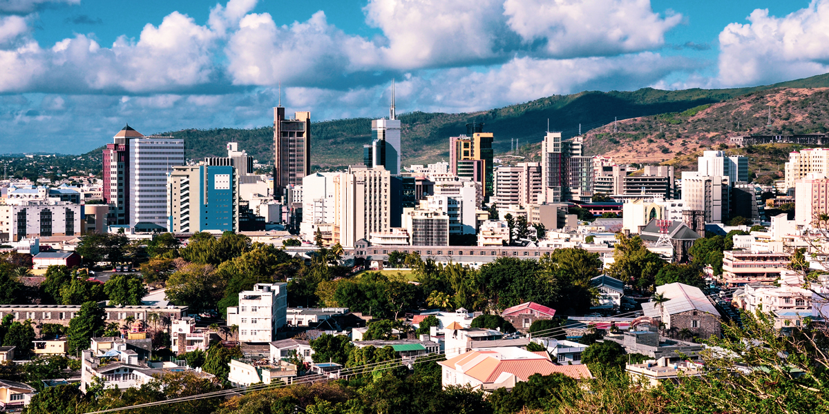Blick auf die Skyline von Port Louis auf Mauritius mit Hochhäusern und dem Indischen Ozean