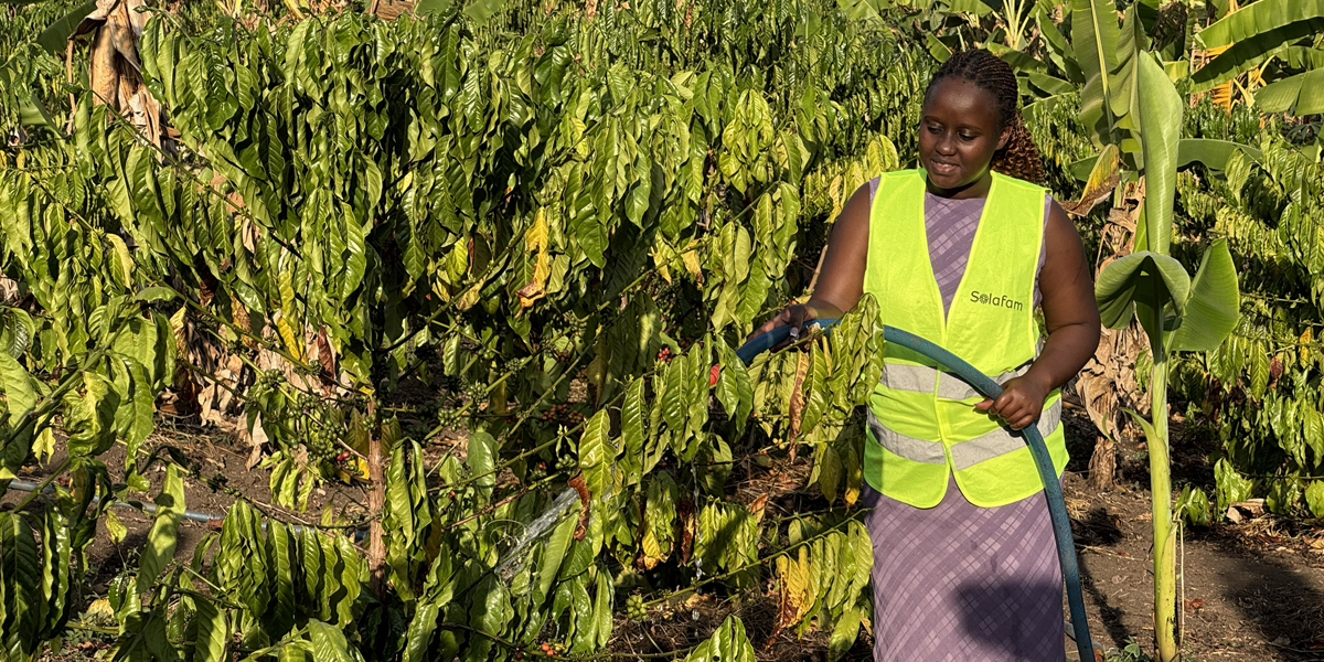 Shifra Ainomugisha testet Schlauchbewässerung in Uganda